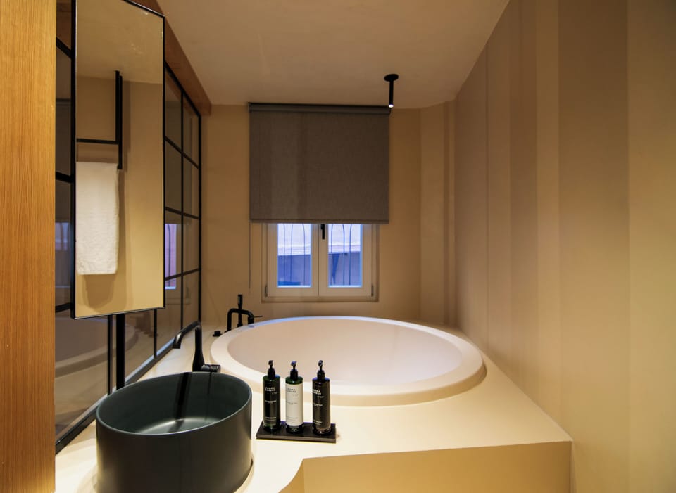 One-Bedroom Family Suite with Indoor Tub | Premium bedding, pillowtop beds, in-room safe, blackout drapes