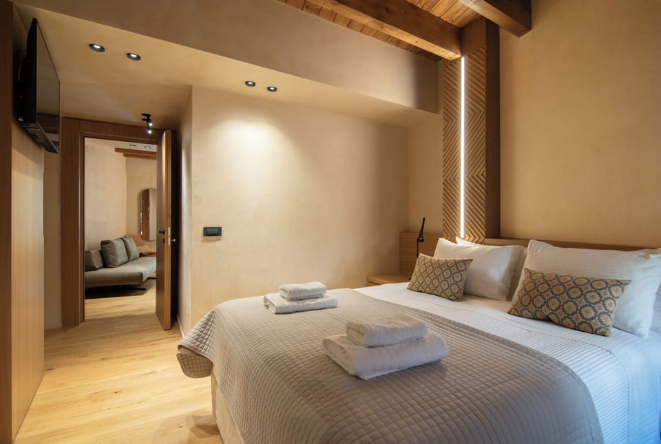 One-Bedroom Family Suite with Indoor Tub | Premium bedding, pillowtop beds, in-room safe, blackout drapes