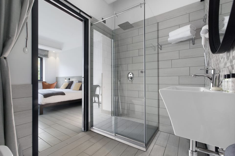Superior Double Room | Bathroom | Shower, free toiletries, hair dryer, slippers