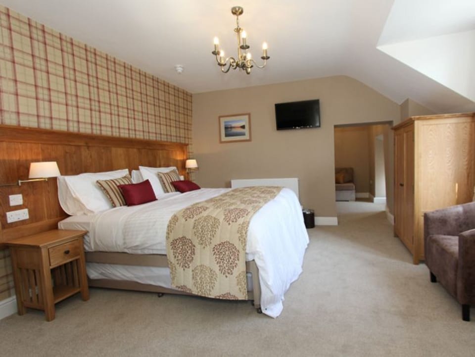 Executive Room | Premium bedding, in-room safe, individually decorated, blackout drapes