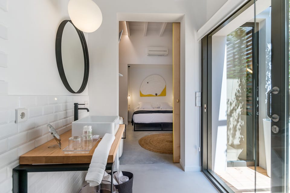 Double Room | 1 bedroom, minibar, desk, soundproofing