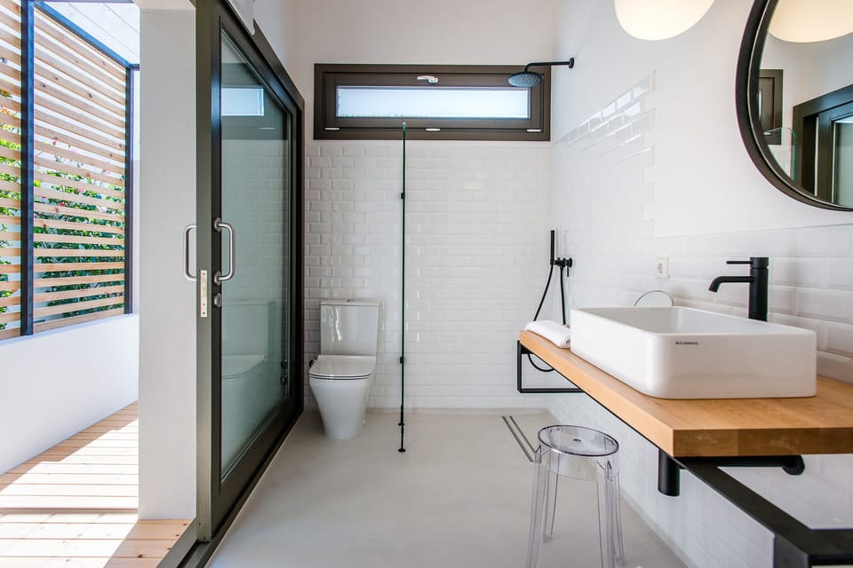 Double Room | Bathroom | Shower, free toiletries, towels