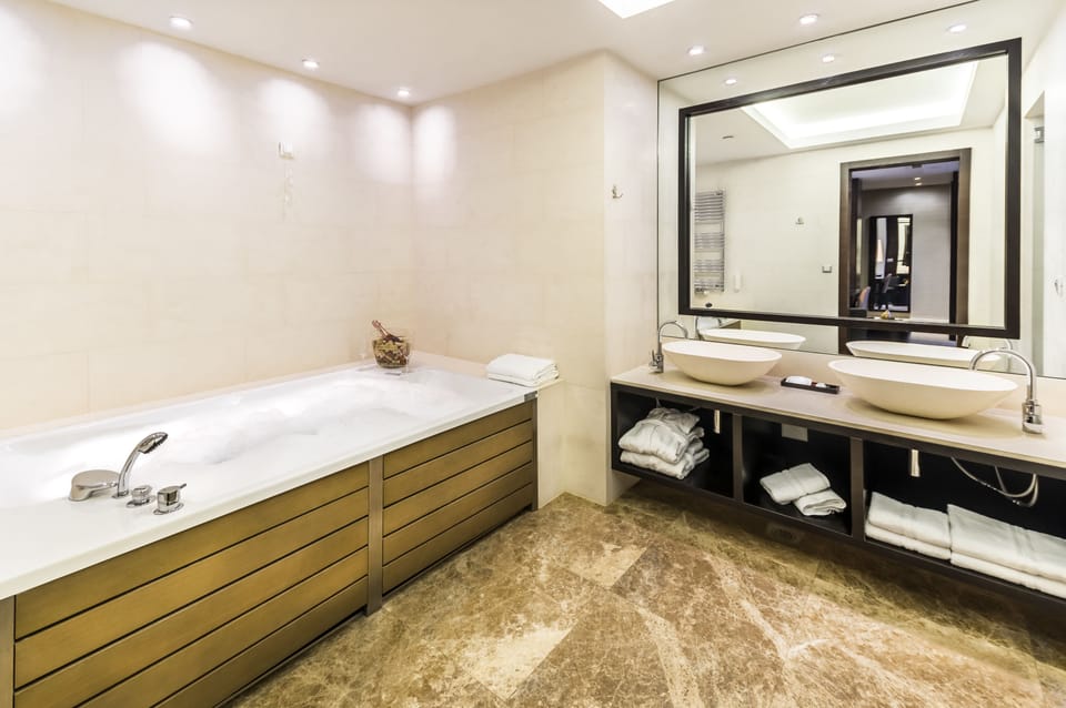 Premium Room, Hot Tub | Bathroom | Shower, free toiletries, hair dryer, towels