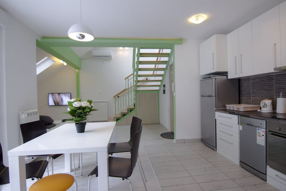 Duplex Two-Bedroom Apartment with Terrace | In-room dining
