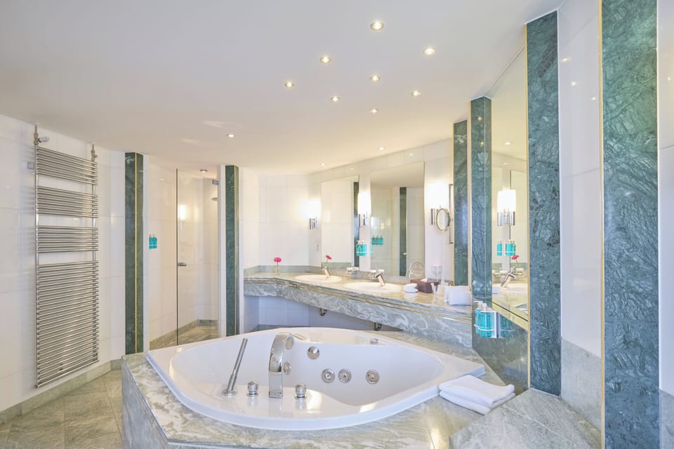 Senior Suite, Club Lounge Access | Bathroom | Free toiletries, hair dryer, bathrobes, slippers