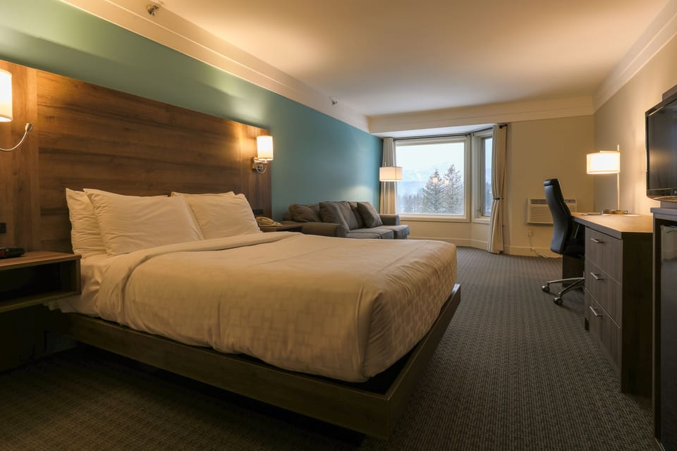 Premium bedding, in-room safe, desk, blackout drapes