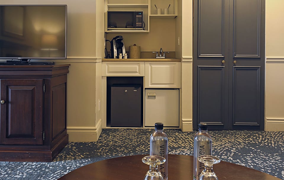 Junior Suite | Private kitchen | Mini-fridge, coffee/tea maker