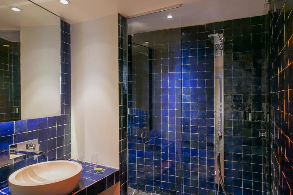 Deluxe Double or Twin Room (Privilege) | Bathroom | Free toiletries, hair dryer, bathrobes, slippers