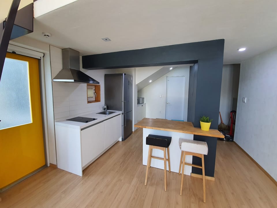 OrangeSky | Private kitchen | Full-size fridge, microwave, rice cooker, cookware/dishes/utensils
