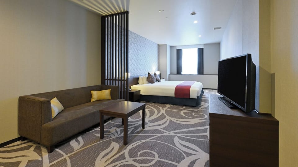In-room safe, desk, WiFi (free), bed sheets