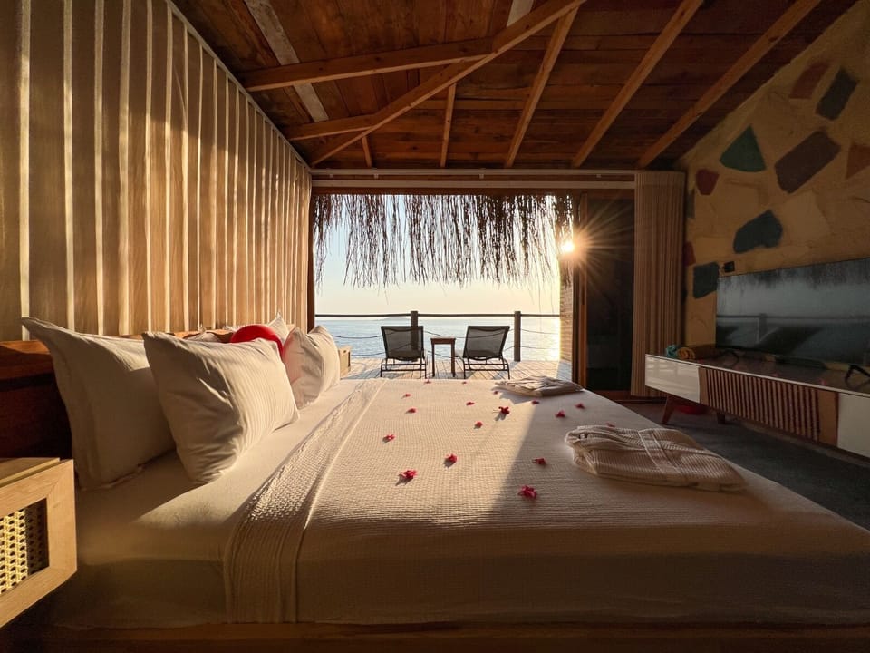 Elite Tree House | Minibar, in-room safe, individually decorated, soundproofing