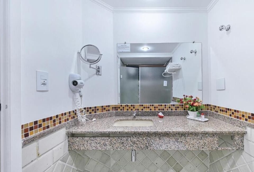 Superior Double Room | Bathroom | Shower, free toiletries, towels