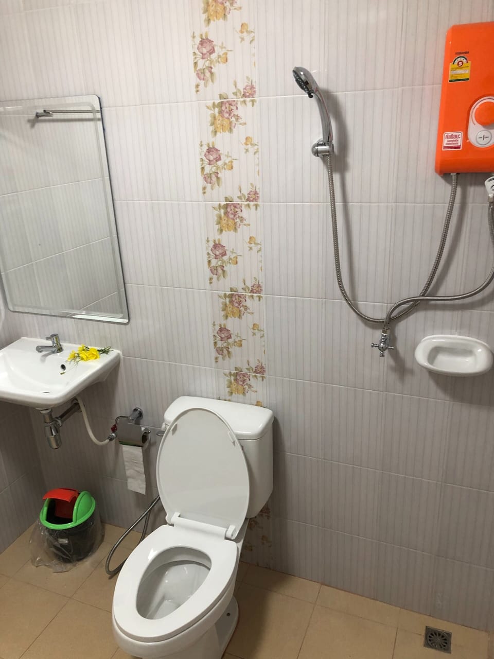 Standard Twin Room | Bathroom | Shower, free toiletries, slippers, towels