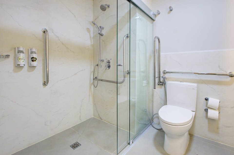 Shower, rainfall showerhead, free toiletries, hair dryer