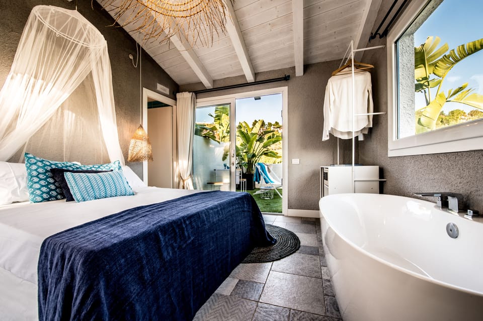 Deluxe Double Room, Bathtub | Premium bedding, pillowtop beds, minibar, in-room safe