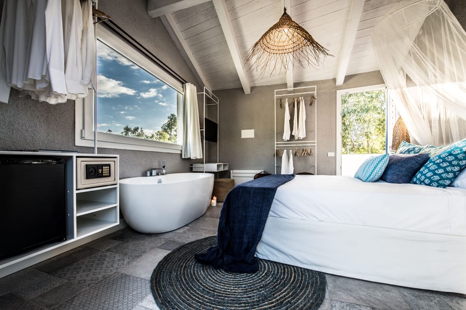 Deluxe Double Room, Bathtub | Premium bedding, pillowtop beds, minibar, in-room safe