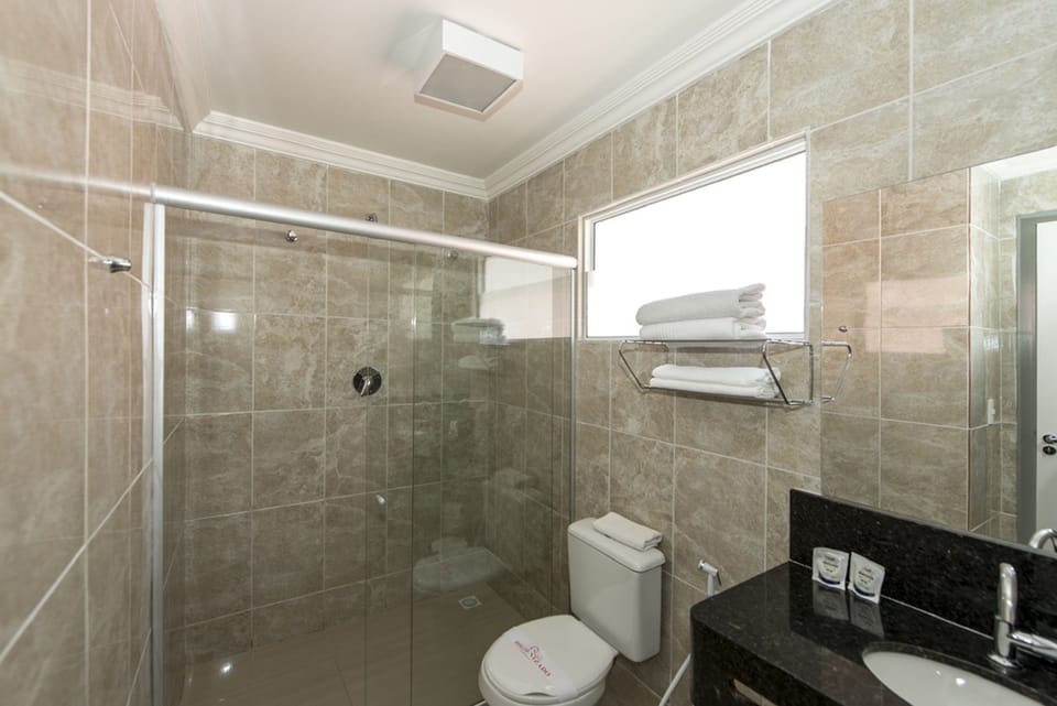 Luxury Apartment | Bathroom | Shower, free toiletries, hair dryer, towels