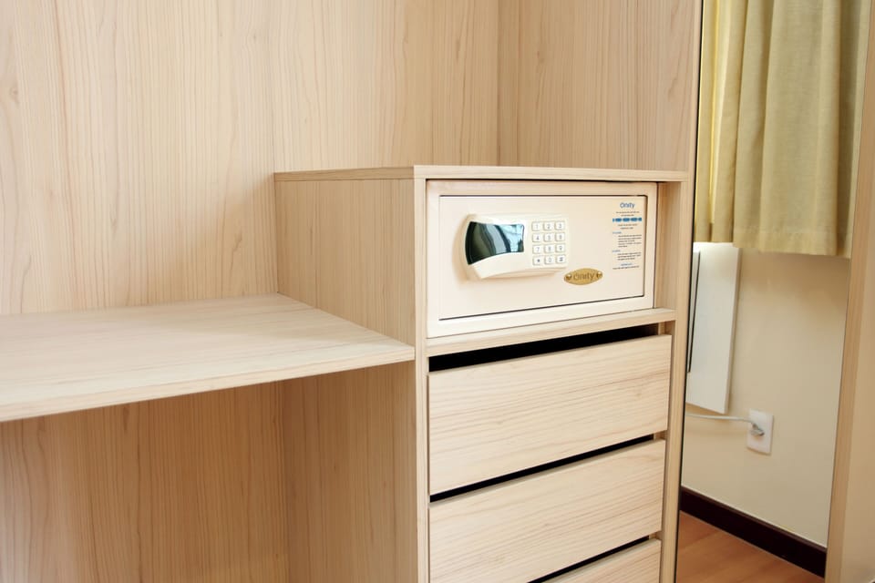 Hypo-allergenic bedding available, minibar, in-room safe, WiFi (free)
