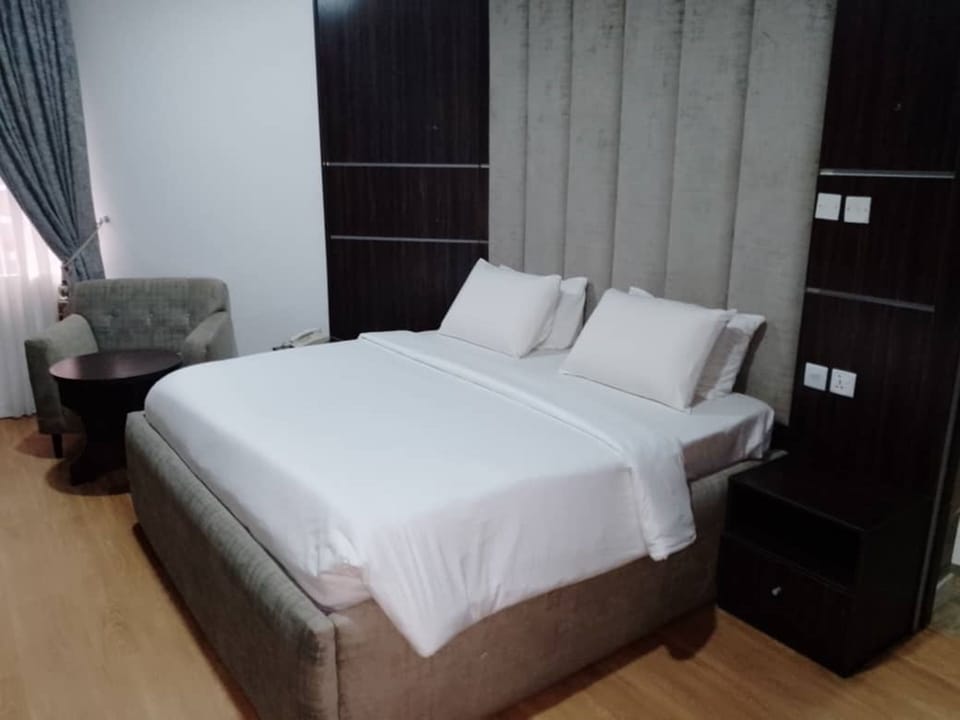 Premier Suite | In-room safe, desk, blackout drapes, iron/ironing board