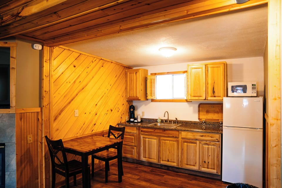 Deluxe Queen Cottage | Private kitchen | Coffee/tea maker, fridge, microwave