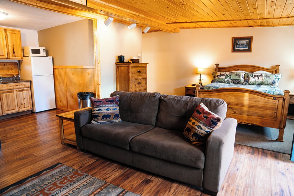 Deluxe Queen Cottage | Premium bedding, pillowtop beds, WiFi (free), alarm clocks