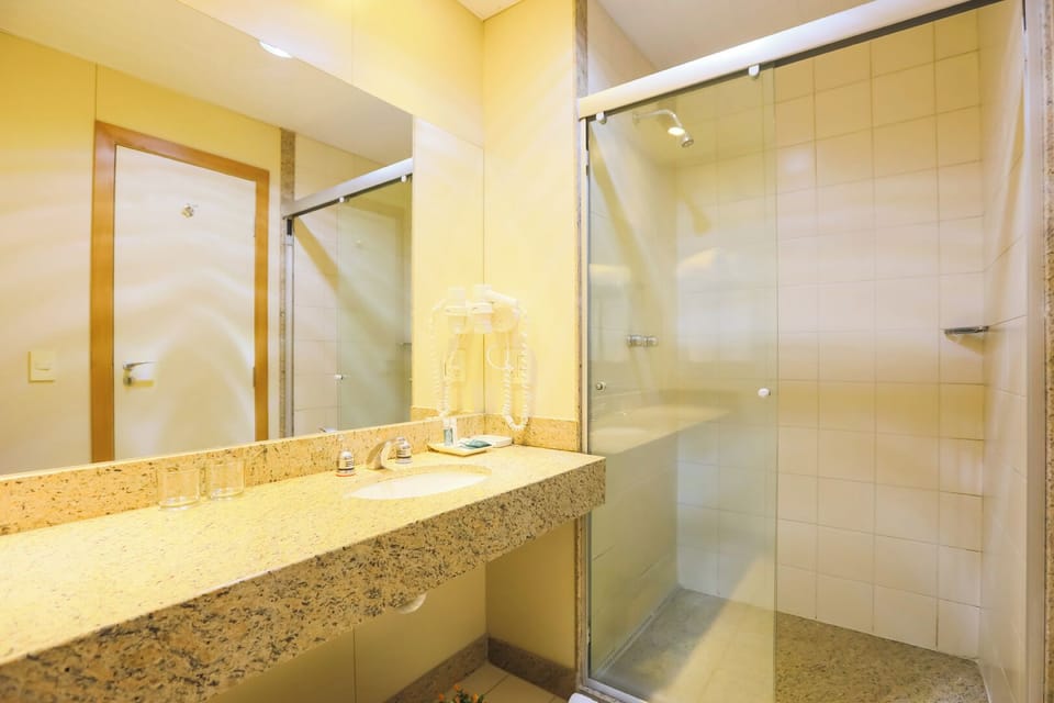 Superior Twin Room | Bathroom | Shower, free toiletries, hair dryer, towels