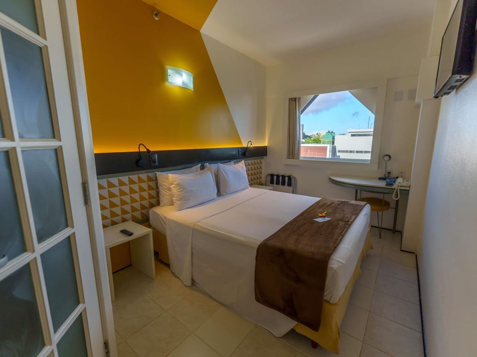 Standard Room, 2 Twin Beds, Accessible | Minibar, in-room safe, desk, laptop workspace