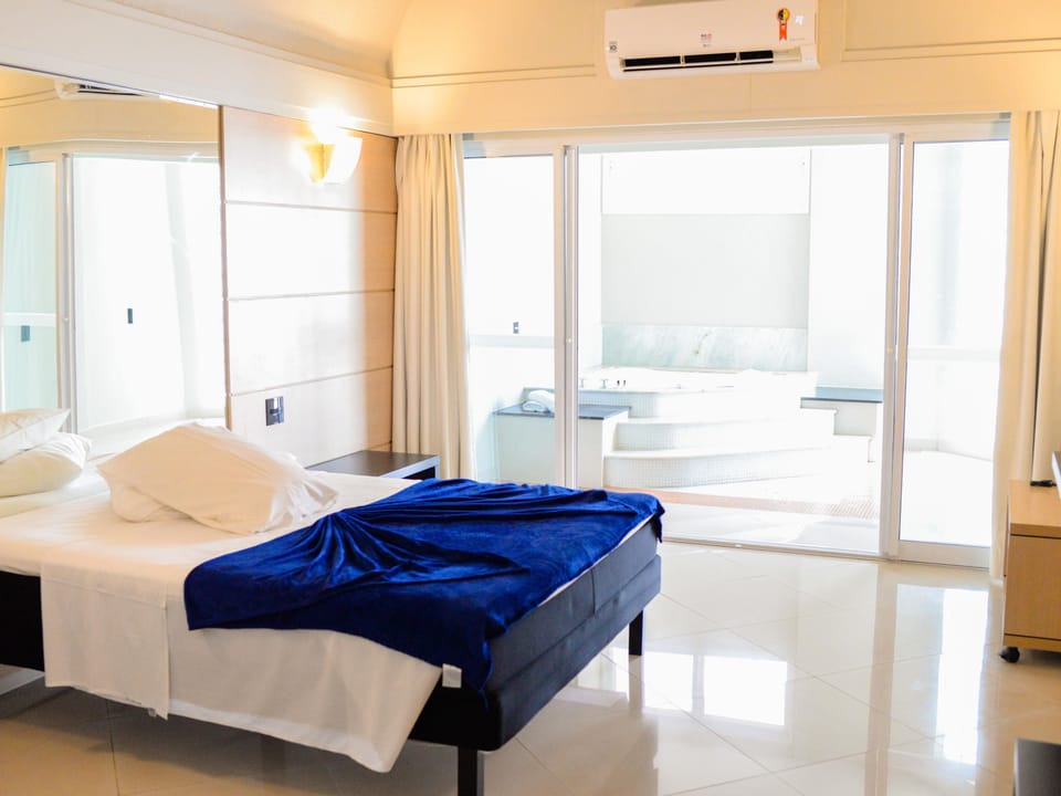 Pillowtop beds, minibar, individually decorated, desk