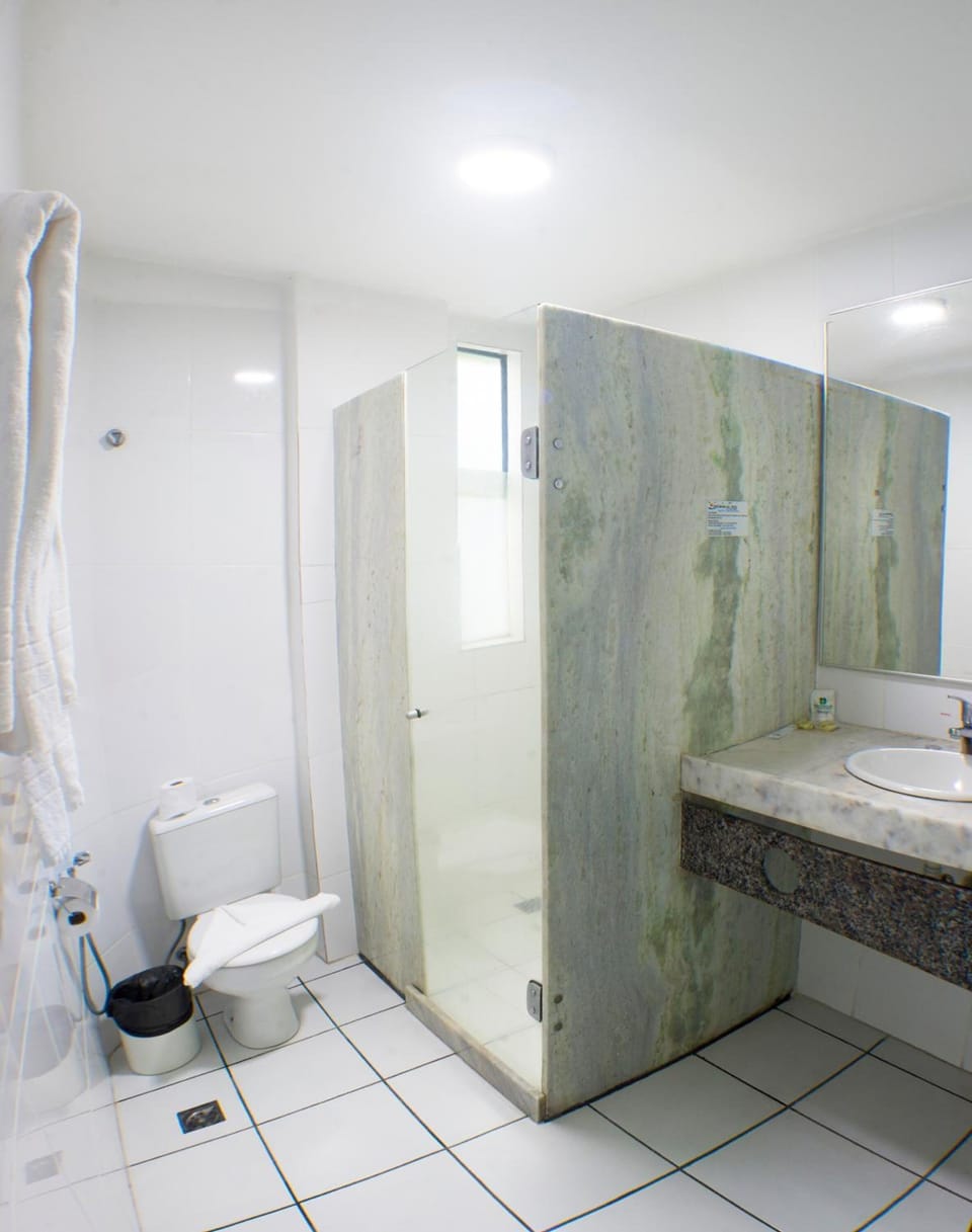 Standard Triple Room | Bathroom | Shower, free toiletries, towels