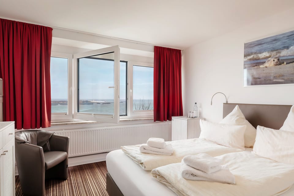 Comfort Double Room, Sea View | Minibar, desk, free WiFi, bed sheets