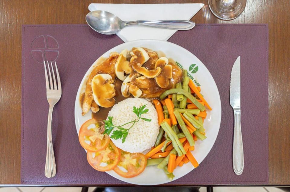 2 restaurants; breakfast, lunch, and dinner served