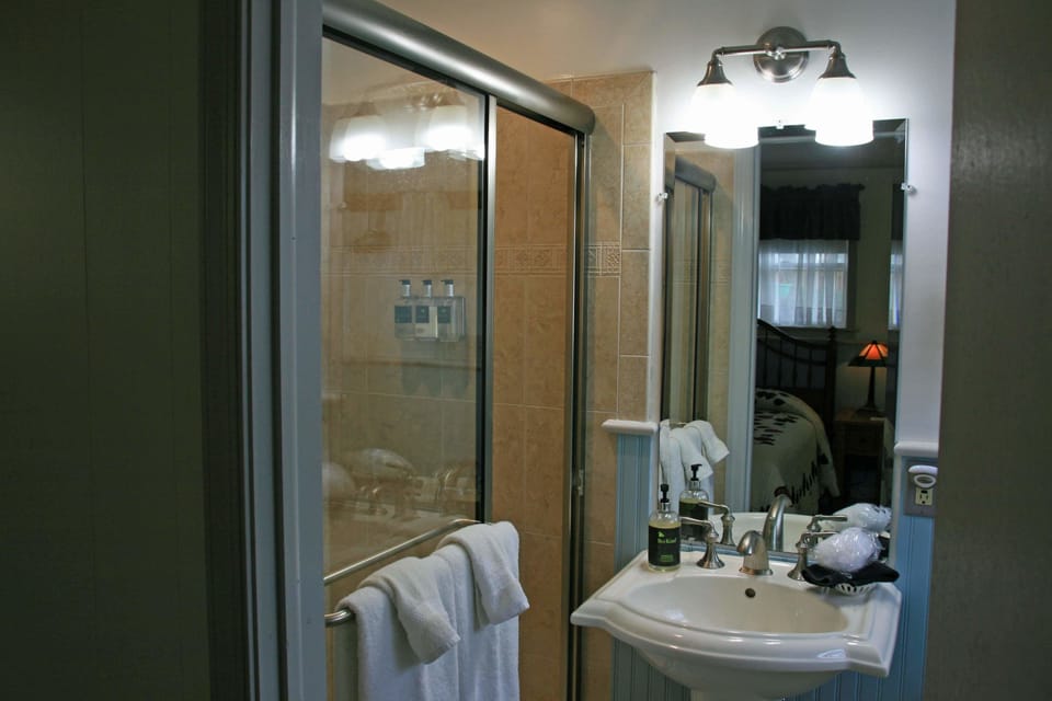 Deluxe Room, 1 Bedroom (Lancaster Rose) | Bathroom | Free toiletries, hair dryer, towels