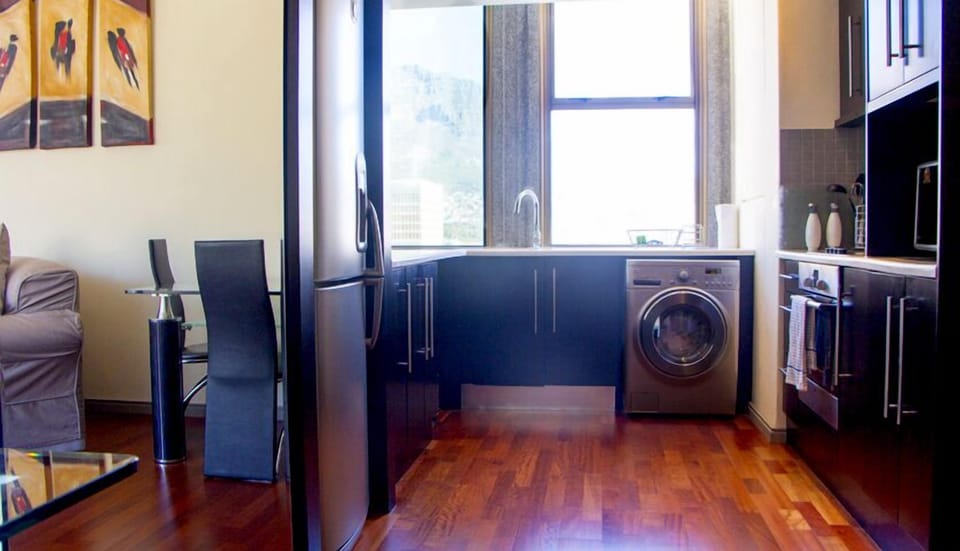 Full-size fridge, microwave, oven, stovetop