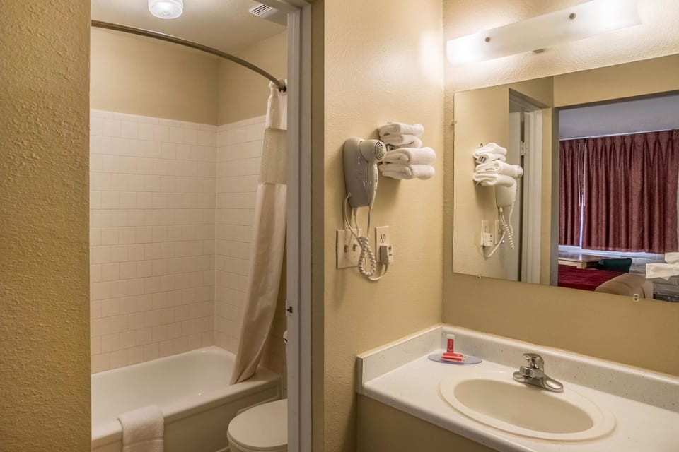 Standard Room, 1 Queen Bed, Non Smoking | Bathroom | Combined shower/tub, hair dryer, towels