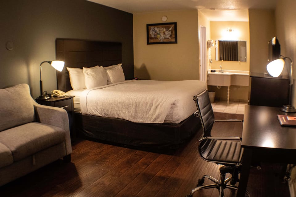 Suite, 1 King Bed, Non Smoking | Desk, WiFi (free), bed sheets