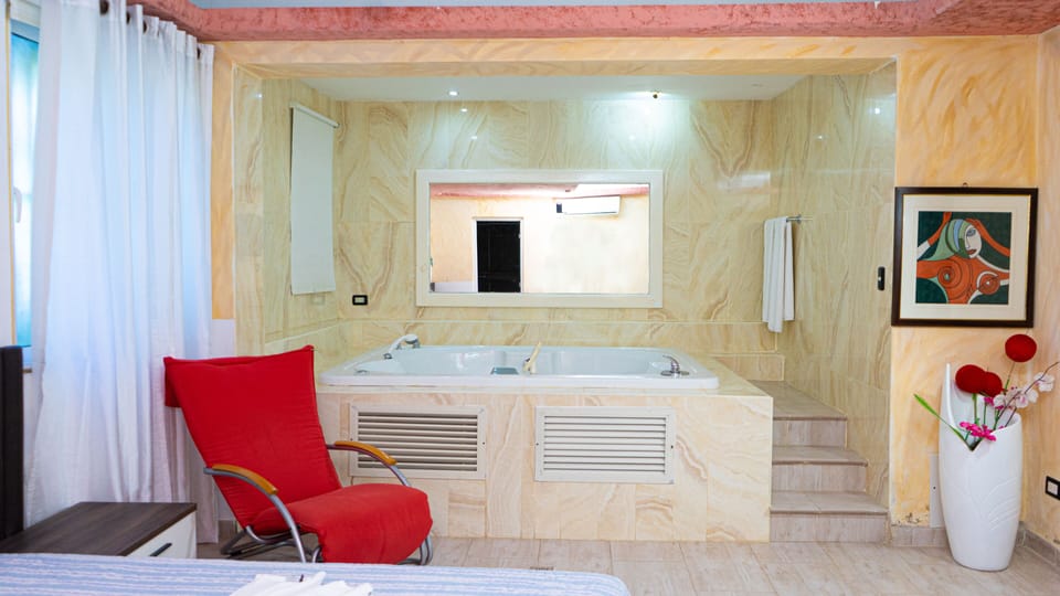 Suite | In-room safe, desk, WiFi (free), bed sheets