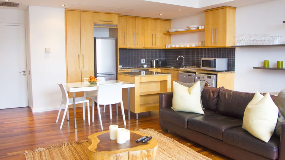 Full-size fridge, microwave, oven, stovetop