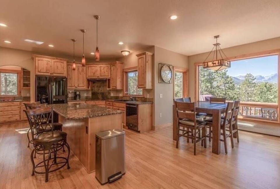 Family House, 3 Bedrooms, Non Smoking, Mountain View | Private kitchen | Fridge, microwave, oven, dishwasher