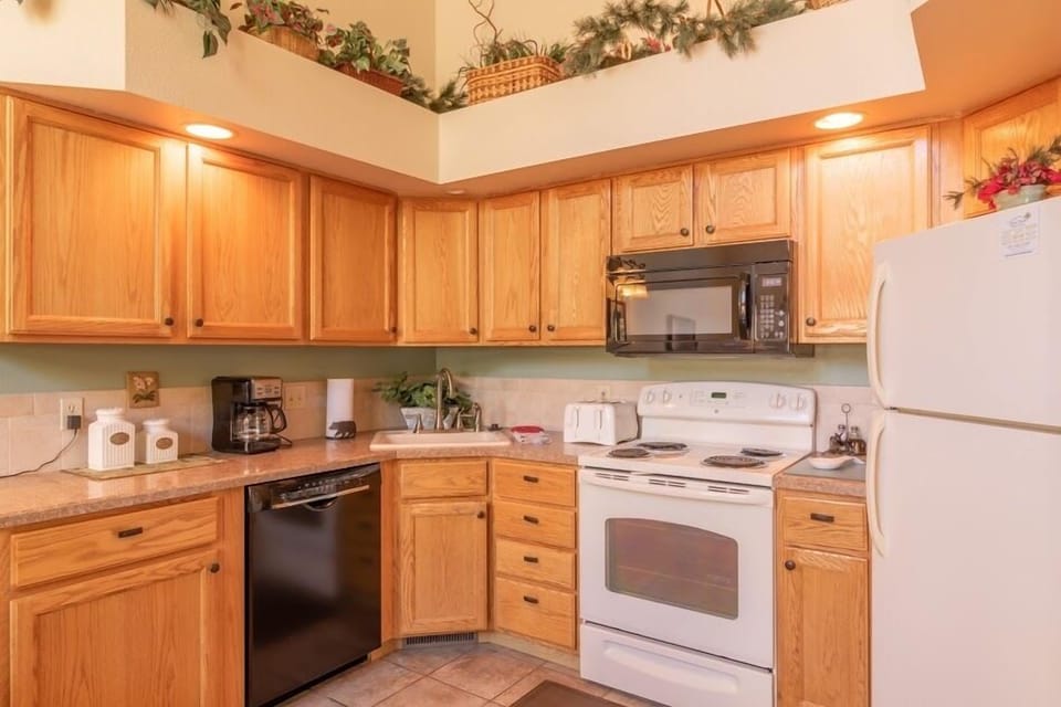 Deluxe Condo, 1 King Bed, Fireplace, River View | Private kitchen | Fridge, microwave, oven, dishwasher
