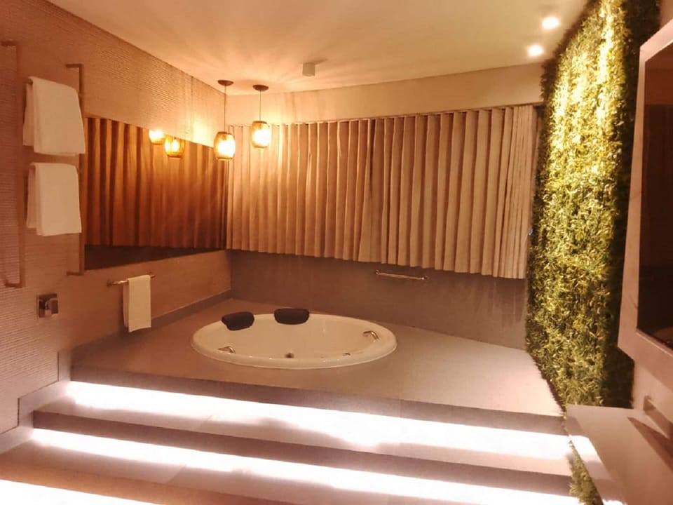 Senior Suite | Minibar, in-room safe, desk, blackout drapes