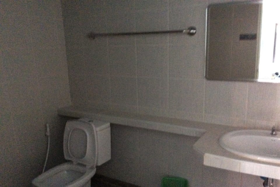 Shower, free toiletries, slippers, bidet