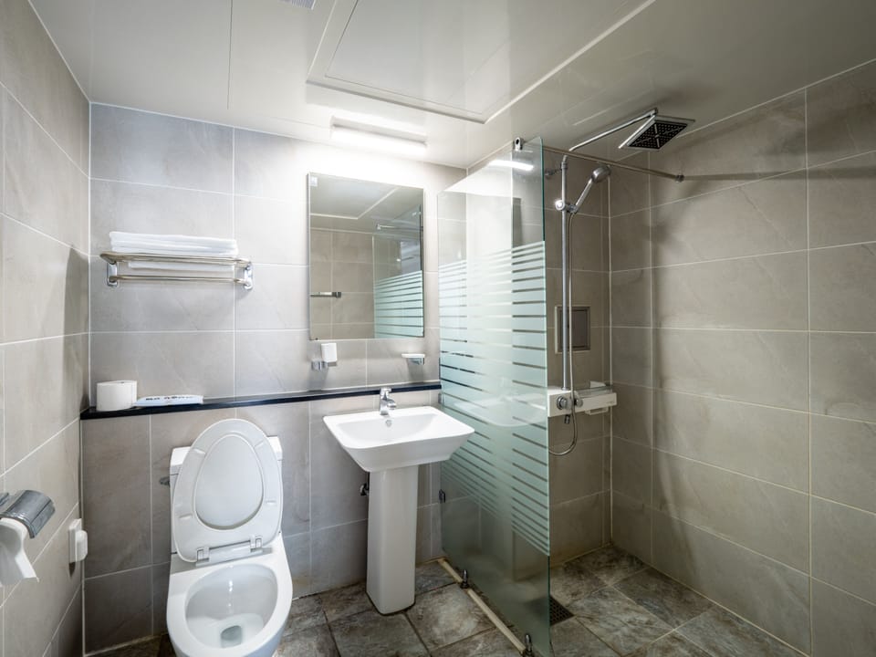 Deluxe Twin Room, Ocean View | Bathroom | Shower, hair dryer, slippers, towels