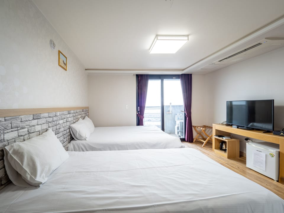 Deluxe Twin Room, Ocean View | Premium bedding, laptop workspace, blackout drapes, soundproofing