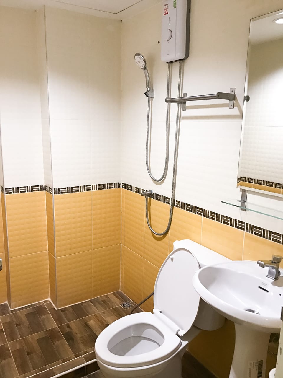 Budget Room | Bathroom | Free toiletries, towels
