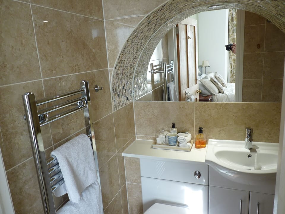 Luxury Double Room (Beacon) | Bathroom amenities | Shower, free toiletries, hair dryer, bathrobes