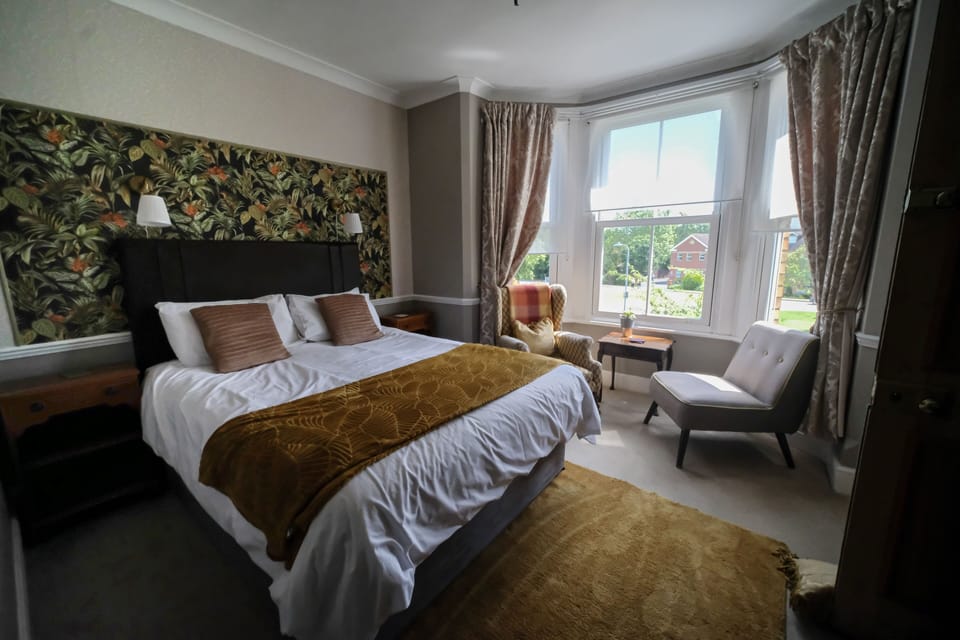 Double Room (Elgar) | Hypo-allergenic bedding, memory foam beds, individually decorated
