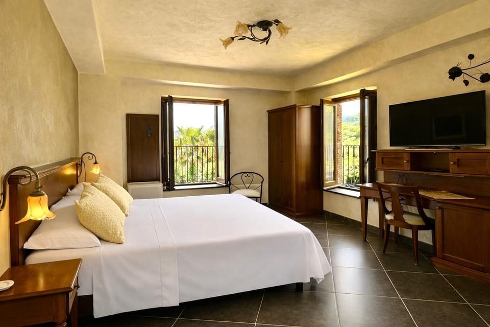 Minibar, in-room safe, desk, iron/ironing board
