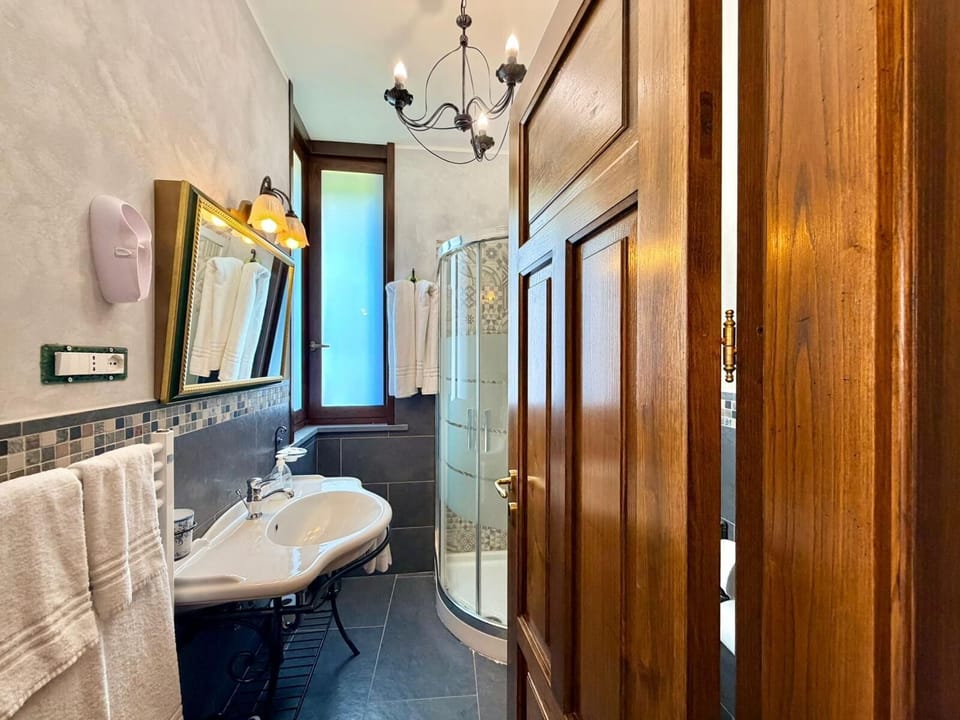 Quadrupla standard open space con 2 bagni | Bathroom | Shower, free toiletries, hair dryer, bidet