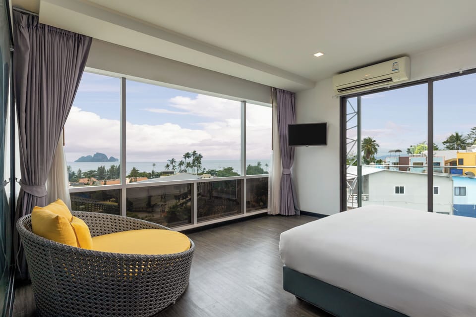 Deluxe Suite with Sea View | Premium bedding, in-room safe, desk, blackout drapes
