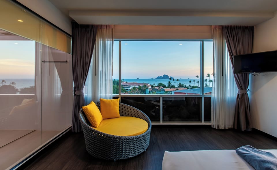 Deluxe Suite with Sea View | Premium bedding, in-room safe, desk, blackout drapes